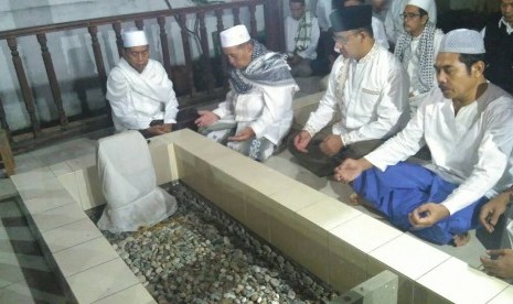 Calon gubernur DKI Jakarta Anies Baswedan mengawali hari pemungutan suara dengan Subuh berjamaah dan berziarah ke makam sesepuh kampung tempatnya tinggal di Lebak Bulus Dalam, Cilandak, Jakarta Selatan, Rabu (19/4).  