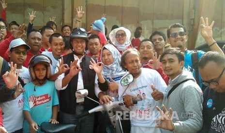 Calon gubernur DKI Jakarta Anies Baswedan mengawali tahun 2017 dengan berkeliling Jakarta menggunakan vespa tua miliknya, Ahad (1/1). Ia ingin Jakarta menjadi kota yang nyaman bagi semuanya, termasuk pengendara motor. (Foto : Republika/Mas Alamil Huda)