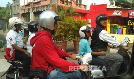 Calon gubernur DKI Jakarta Anies Baswedan mengawali tahun 2017 dengan berkeliling Jakarta menggunakan vespa tua miliknya, Ahad (1/1). Ia ingin Jakarta menjadi kota yang nyaman bagi semuanya, termasuk pengendara motor. (Foto : Republika/Mas Alamil Huda)