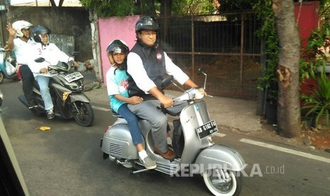 Calon gubernur DKI Jakarta Anies Baswedan mengawali tahun 2017 dengan berkeliling Jakarta menggunakan vespa tua miliknya, Ahad (1/1). Ia ingin Jakarta menjadi kota yang nyaman bagi semuanya, termasuk pengendara motor. (Foto : Republika/Mas Alamil Huda)