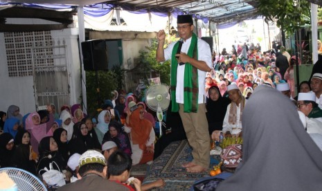 Calon gubernur DKI Jakarta Anies Baswedan menghadiri Maulid Nabi Majelis Taklim Bahjatul Ummahat, di Cikoko, Pancoran, Jakarta Selatan, Sabtu (25/2). 