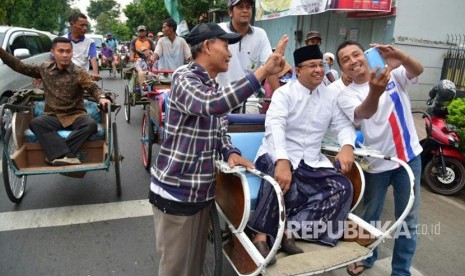 Calon Gubernur DKI Jakarta Anies Baswedan menghadiri Pengajian kliwonan Kanzus Sholawat Al Habib Luthfi bin Yahya dengan menaiki becak di Pekalongan, Jawa Tengah, Jumat pagi (31/3).