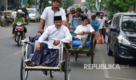 Calon Gubernur DKI Jakarta Anies Baswedan menghadiri  Pengajian  kliwonan Kanzus Sholawat Al Habib Luthfi bin Yahya dengan menaiki becak di Pekalongan, Jawa Tengah, Jumat pagi (31/3).