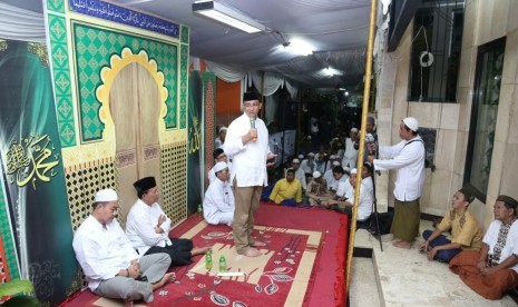 Calon gubernur DKI Jakarta Anies Baswedan menghadiri peringatan Maulid Nabi Muhammad di Musholla Al-Muhtadi, Lapangan Ros, Tebet, Jakarta Selatan, Sabtu (21/1).