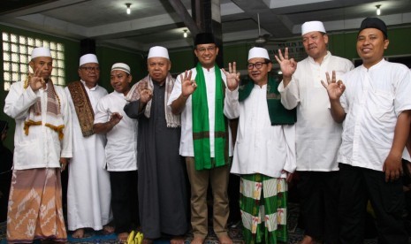 Calon gubernur DKI Jakarta Anies Baswedan menghadiri peringatan Maulid Nabi Muhammad bersama Majelis Taklim Bahjatul Ummahat, Cikoko, Pancoran, Jakarta Selatan. 