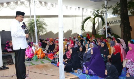 Calon gubernur DKI Jakarta Anies Baswedan menghadiri undangan zikir bersama peringatan maulid Nabi Muhammad di Masjid Ibadurrohman Kelapa Dua Wetan.