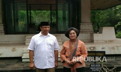 Calon gubernur DKI Jakarta Anies Baswedan mengisi hari pertama kampanye putaran kedua dengan berziarah ke makam Bung Hatta di TPU Tanah Kusir, Jakarta Selatan, Selasa (7/3).