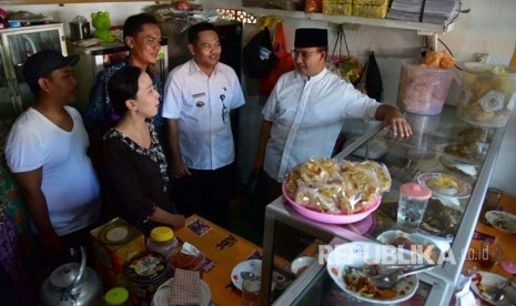  Calon Gubernur DKI Jakarta Anies Baswedan mengunjungi warung tegal (warteg) sekaligus mencicipi langsung makanan di Kelurahan Cabawan, Margadana, Tegal, Jawa Tengah, Rabu (29/3).