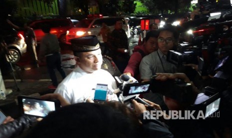  Calon gubernur DKI Jakarta Anies Baswedan menjenguk korban jatuhnya lift Blok M Square di Rumah Sakit Pusat Pertamina, Jakarta Selatan, Jumat (17/3) malam.