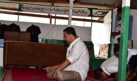 Calon Gubernur DKI Jakarta Anies Baswedan menunaikan shalat di masjid yang masih berdiri di tengah reruntuhan kawasan yang digusur di Kampung Akuarium, Selasa (7/2) pagi.