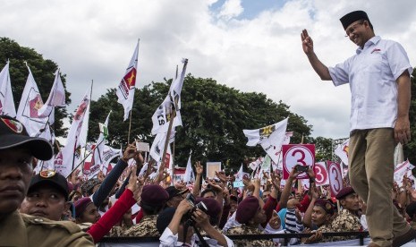 Calon Gubernur DKI Jakarta Anies Baswedan menyapa pendukungnya saat Rapat Umum Kampanye Akbar di Lapangan Banteng, Jakarta, Minggu (5/2).