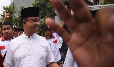 Calon Gubernur DKI Jakarta Anies Baswedan menyapa pendukungnya saat melakukan kampanye di Lubang Buaya, Jakarta, Jumat (14/4). 