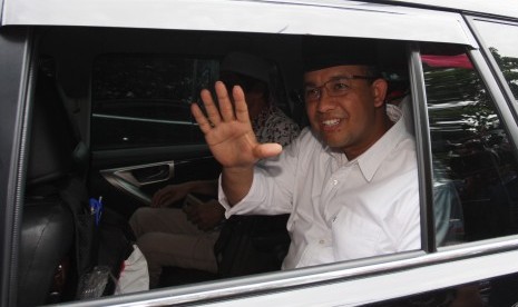 Calon Gubernur DKI Jakarta Anies Baswedan menyapa warga seusai melakukan salat Jumat dan kampanye di Pondok Labu, Jakarta, Jumat (13/1). 