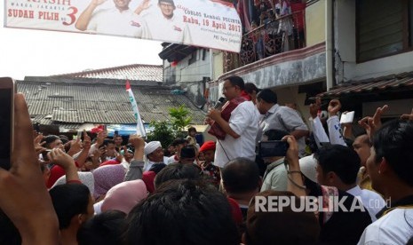 Calon gubernur DKI Jakarta Anies Baswedan menyosialisasikan program-programnya ke warga Kelurahan Jati Pulo, Palmerah, Jakarta Barat, Rabu (15/3).