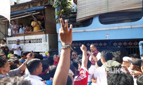 Calon gubernur DKI Jakarta Anies Baswedan menyosialisasikan program-programnya ke warga Kelurahan Jati Pulo, Palmerah, Jakarta Barat, Rabu (15/3).