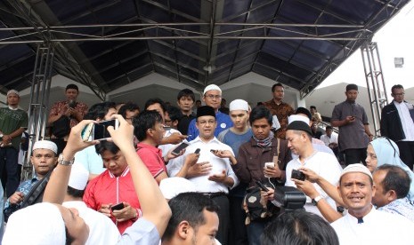 Calon Gubernur DKI Jakarta Anies Baswedan (tengah) menjawab pertanyaan wartawan seusai bersilaturahmi dengan jemaah di Mesjid Al-Ittihad, Jakarta, Jumat (28/10).