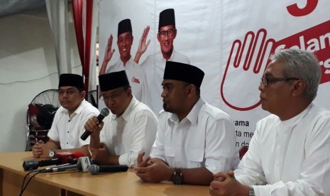 Calon gubernur DKI Jakarta Anies Rasyid Baswedan memberi keterangan resmi tentang munculnya spanduk berisi penegakan syariat Islam di Jakarta jika Anies-Sandi terpilih, Senin (3/4). Dia membantah spanduk tersebut dibuat oleh timnya.  