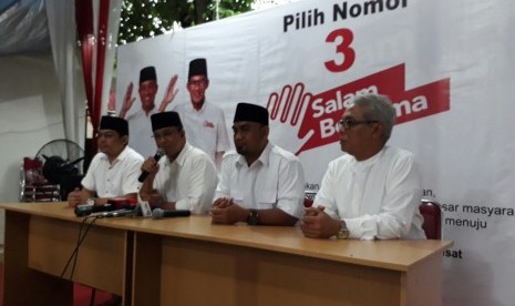 Calon gubernur DKI Jakarta Anies Rasyid Baswedan memberi keterangan resmi tentang munculnya spanduk berisi penegakan syariat Islam di Jakarta jika Anies-Sandi terpilih, Senin (3/4). Dia membantah spanduk tersebut dibuat oleh timnya.  