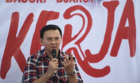 Calon Gubernur DKI Jakarta Basuki Tjahaja Purnama atau Ahok menanggapi pengaduan warga di Rumah Lembang, Jakarta, Senin (14/11). 