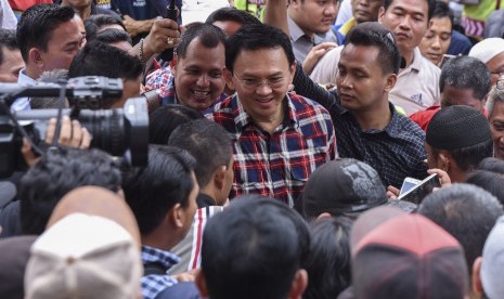 Calon Gubernur DKI Jakarta Basuki Tjahaja Purnama atau Ahok (tengah) menyapa warga saat melakukan 