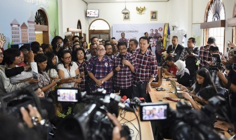 Calon Gubernur DKI Jakarta Basuki Tjahaja Purnama atau Ahok (kanan) didampingi calon Wakil Gubernur DKI Djarot Saiful Hidayat (tengah) dan tim pemenangannya memberikan keterangan terkait penetapan Ahok sebagai tersangka di Rumah Lembang, Jakarta, Rabu (16/