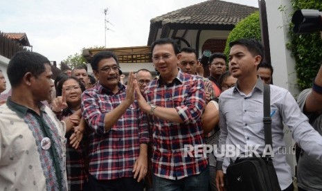 Calon Gubernur DKI Jakarta Basuki Tjahaja Purnama atau Ahok (kanan) didampingi calon Wakil Gubernur DKI Djarot Saiful Hidayat seusai memberikan keterangan terkait penetapan Ahok sebagai tersangka di Rumah Lembang, Jakarta, Rabu (16/11).