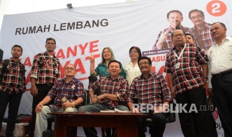 Calon Gubernur DKI Jakarta Basuki Tjahaja Purnama atau Ahok (tengah) didampingi calon Wakil Gubernur DKI Djarot Saiful Hidayat seusai memberikan keterangan terkait penetapan Ahok sebagai tersangka di Rumah Lembang, Jakarta, Rabu (16/11).