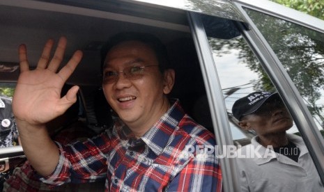 Calon Gubernur DKI Jakarta Basuki Tjahaja Purnama atau Ahok seusai memberikan keterangan terkait penetapan Ahok sebagai tersangka di Rumah Lembang, Jakarta, Rabu (16/11). 