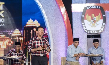 Calon Gubernur DKI Jakarta Basuki Tjahaja Purnama (kedua kiri) menyampaikan visi dan misinya didampingi calon Wakil Gubernur DKI Jakarta Djarot Saiful Hidayat (kiri) disaksikan pasangan calon Gubernur dan Wakil Gubernur DKI Jakarta Anies Baswedan (kedua kanan) dan Sandiaga Uno (kanan) saat Debat Publik Pilkada DKI Jakarta putaran kedua di Hotel Bidakara, Jakarta, Rabu (12/4). 