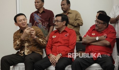 Calon Gubernur DKI Jakarta Basuki Tjahaja Purnama (kiri) memotret Calon Wakil Gubernur DKI Jakarta Djarot Syaiful Hidayat (tengah) dan Calon Gubernur Banten Rano Karno (kanan) sebelum menandatangani kontrak saat deklarasi Pasangan Calon PDI Perjuangan di K