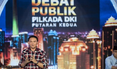 Calon Gubernur DKI Jakarta Basuki Tjahaja Purnama (kiri) menyampaikan visi dan misinya saat Debat Publik Pilkada DKI Jakarta putaran kedua di Hotel Bidakara, Jakarta, Rabu (12/4). 