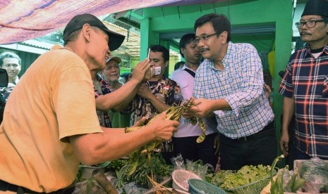 Calon Gubernur DKI Jakarta Djarot Saiful Hidayat (kanan) berdialog dengan pedagang di Pasar Kedip, Jakarta, Rabu (15/3). 