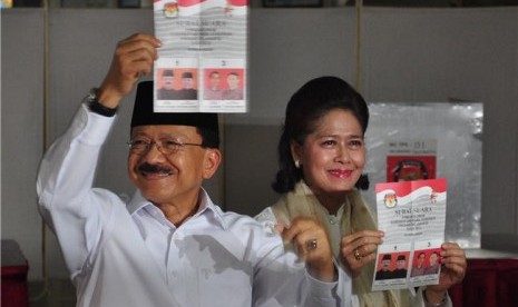 Calon Gubernur DKI Jakarta, Fauzi Bowo, bersama istri Sri Hartati Fauzi Bowo memperlihatkan surat suara saat memberikan hak pilih dalam Pilkada DKI Jakarta di TPS 01, Gondangdia, Menteng, Jakarta Pusat, Kamis (20/9). 