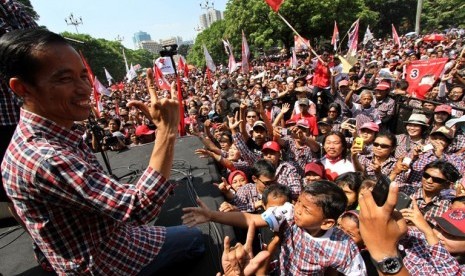 Calon Gubernur DKI Jakarta Joko Widodo memberikan salam metal ketika melakukan kampanye terbuka yang bertajuk 