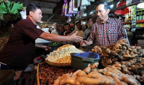 Calon Gubernur DKI Jakarta, Joko Widodo saat berkunjung ke pasar Inpres Senen, Jakarta, Sabtu (31/3). (Zabur Karuru/ANTARA)