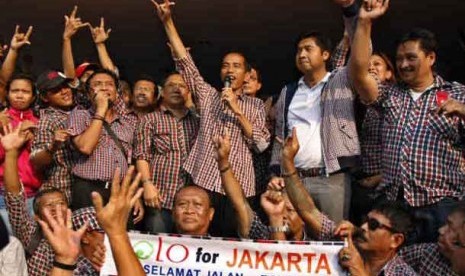  Calon Gubernur DKI Jakarta Joko Widodo (tengah) saat memberikan keterangan kapada wartawan dan menemui pendukungnya di posko tim sukses pasangan Jokowi-Ahoki Jl. Borobudur No.22, Menteng, Jakarta, Kamis (20/9/2012)