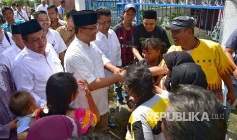 Calon Gubernur DKI Jakarta Anies Baswedan menyambangi Kelurahan Cabawan, Margadana, Tegal, Jawa Tengah, Rabu (29/3).