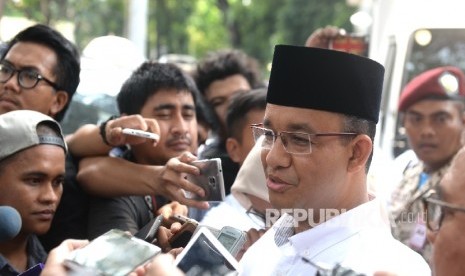 Calon Gubernur DKI Jakarta nomer tiga Anies Baswedan menjawab pertanyaan wartawan di Posko Pemenangan Anies-Sandi Cicurug, Jakarta, Rabu (19/4). 