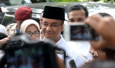 Calon Gubernur DKI Jakarta nomer tiga Anies Baswedan menjawab pertanyaan wartawan di Posko Pemenangan Anies-Sandi Cicurug, Jakarta, Rabu (19/4). 