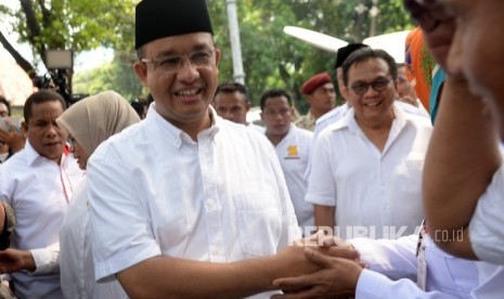 Calon Gubernur DKI Jakarta nomer tiga Anies Baswedan menjawab pertanyaan wartawan di Posko Pemenangan Anies-Sandi Cicurug, Jakarta, Rabu (19/4).