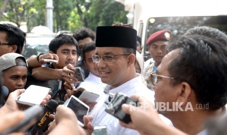 Calon Gubernur DKI Jakarta nomer tiga Anies Baswedan menjawab pertanyaan wartawan di Posko Pemenangan Anies-Sandi Cicurug, Jakarta, Rabu (19/4). 