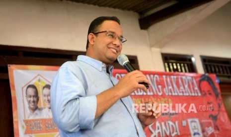 Calon Gubernur DKI Jakarta nomer tiga Anies Baswedan menyapaiakan program kepada warga saat berkunjung ke Kawasan Cipayung, Jakarta Timur, Rabu (16/11). 