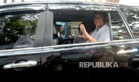 Calon Gubernur DKI Jakarta nomer tiga Anies Baswedan usai menjawab pertanyaan wartawan di Posko Pemenangan Anies-Sandi Cicurug, Jakarta, Rabu (19/4). 