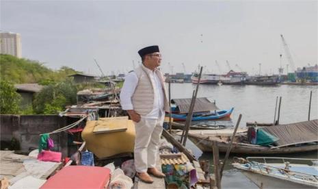 Calon gubernur DKI Jakarta nomor urut 1, M Ridwan Kamil saat meninjau tanggul laut Jakarta di Kampung Luar Batang, Penjaringan, Jakarta Utara, Selasa (8/10/2024). 