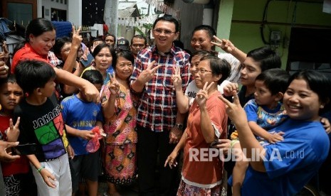  Calon Gubernur DKI Jakarta nomor urut 2 Basuki Tjahaja Purnama alias Ahok berfoto dengan warga saat berkampanye di perkampungan warga di sekitar Pasar Lenteng Agung, Jakarta Selatan, Senin (31/10).