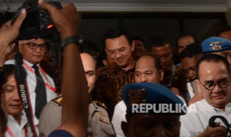  Calon Gubernur DKI Jakarta nomor urut 2 Basuki Tjahaja Purnama atau yang biasa dipanggil Ahok berjalan menuju kendaraannya seusai menjalani pemeriksaan di Mabes Polri, Jakarta, Senin (7/11).