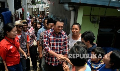 Calon Gubernur DKI Jakarta nomor urut 2 Basuki Tjahaja Purnama alias Ahok menyapa warga saat berkampanye di perkampungan warga di sekitar Pasar Lenteng Agung, Jakarta Selatan, Senin (31/10).