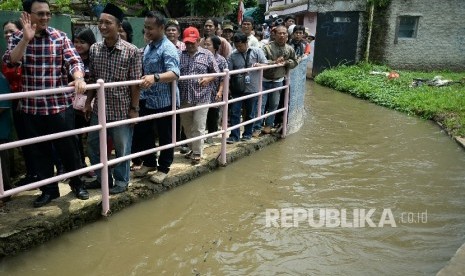 Calon Gubernur DKI Jakarta nomor urut 2 Basuki Tjahaja Purnama alias Ahok menyapa warga saat berkampanye di perkampungan warga di sekitar Pasar Lenteng Agung, Jakarta Selatan, Senin (31/10).