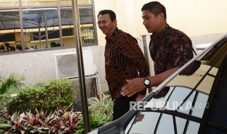 Calon Gubernur DKI Jakarta nomor urut 2 Basuki Tjahaja Purnama atau yang biasa dipanggil Ahok (kiri) tiba untuk menjalani pemeriksaan di Mabes Polri, Jakarta, Senin (7/11). 