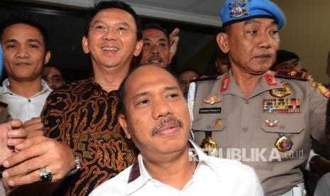 Calon Gubernur DKI Jakarta nomor urut 2 Basuki Tjahaja Purnama atau yang biasa dipanggil Ahok keluar dari ruangan seusai menjalani pemeriksaan di Mabes Polri, Jakarta, Senin (7/11). 